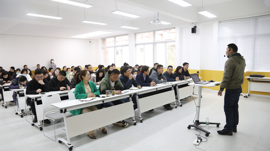我院召开学工人员突发安全事件应急处置专题培训会